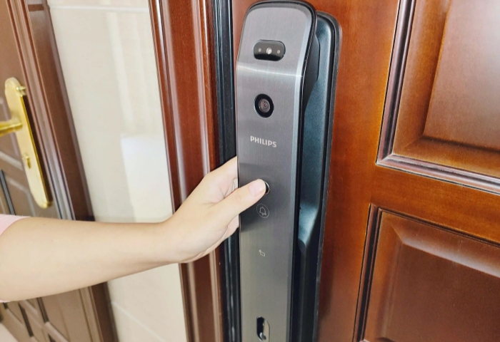  老房装修必看！室外防盗门到底要不要换？